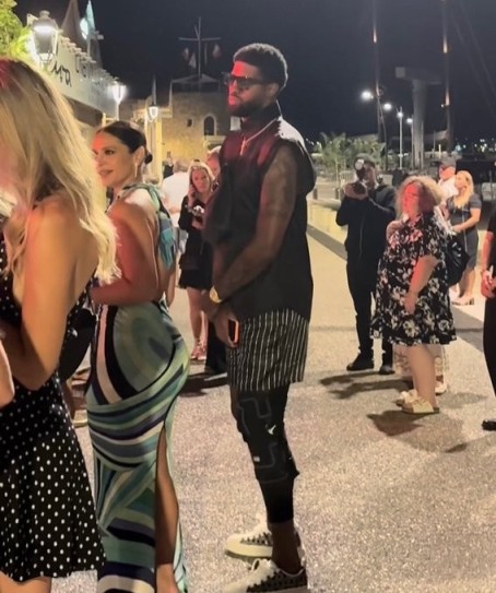 乔治夜店排队&身前娇妻❤️紧紧相随 之前度假晒美照